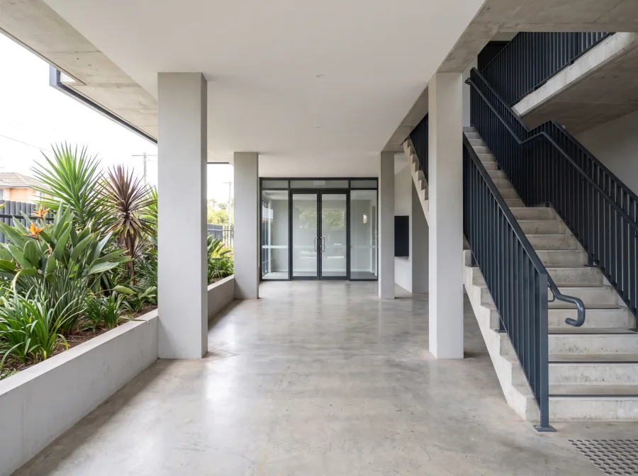 Common-property entry of an apartment complex